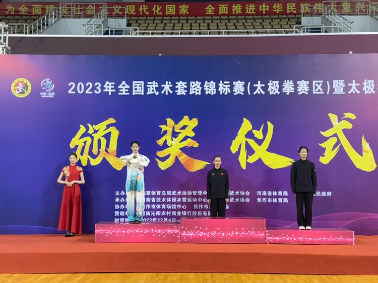 体育舞台上选手们精湛技艺，赢得无数掌声